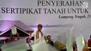 Presiden Joko Widodo menyerahkan 1.300 sertifikat hak atas tanah untuk masyarakat di Kab Lampung Tengah, Jumat (23/11). Secara keseluruhan, 264.000 sertifikat akan diterbitkan untuk masyarakat Provinsi Lampung tahun ini. (Liputan6.com/HO/Biropers)