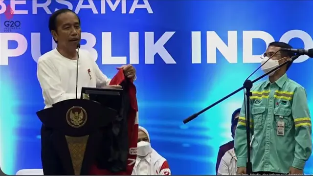Presiden Joko Widodo (Jokowi) bersilaturahmi dengan sejumlah karyawan PT Freeport Indonesia di Kabupaten Mimika, Rabu (31/8/2022).