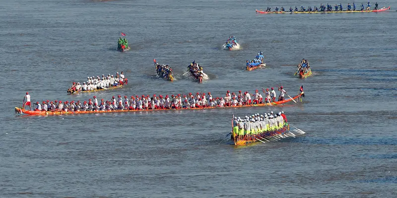 Lihat Latihan Peserta Dayung Perahu Jelang Festival Air di Kamboja