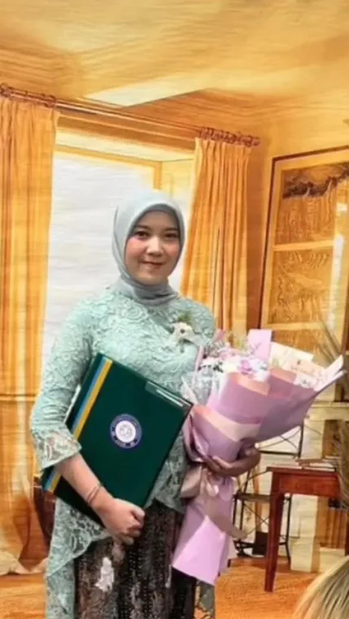 Tidak beda jauh, anak kedua sekaligus putri pertama Mahfud MD juga tidak menggunakan namanya untuk mencari kemudahan. Bahkan, diungkapkan jika sampai sang putri lulus, tidak ada yang tahu Vina adalah anaknya.<br>