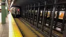 Kereta bawah tanah terhenti karena banjir di 66th Street, New York, Amerika Serikat, Senin (13/1/2020). Genangan air menghambat layanan kereta bawah tanah pada jam sibuk. (AP Photo/Richard Drew)