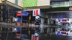 Pengendara motor melintas pada hari ketiga Lebaran di depan Gedung Blok A Pasar Tanah Abang, Jakarta, Jumat (7/6/2019). Selepas Hari Raya Idul Fitri, Pasar Tanah Abang masih tutup dan direncanakan buka pada Kamis (13/6) mendatang. (Liputan6.com/Johan Tallo)