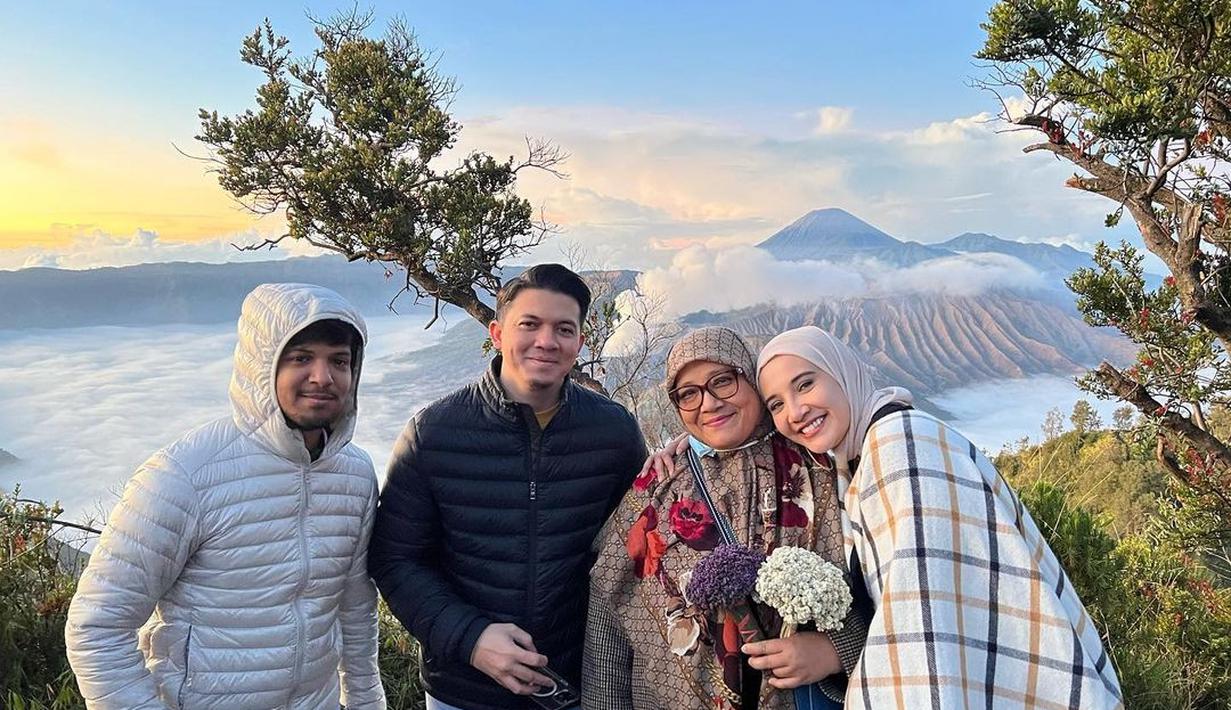 Tak hanya membawa si kecil, Zaskia Sungkar mengajak ibunda, Fenny Bauty, dan saudaranya, Yusuf Averroes Sungkar, ke Bromo. Foto ini merefleksikan kehangatan keluarga. Dengan latar keindahan pagi yang menampilkan gradasi cakrawala biru dan jingga, berikut “lautan” awan. Zaskia Sungkar, Irwansyah, Yusuf, dan Fenny Bauty semringah. (Foto: Dok. Instagram @zaskiasungkar15)