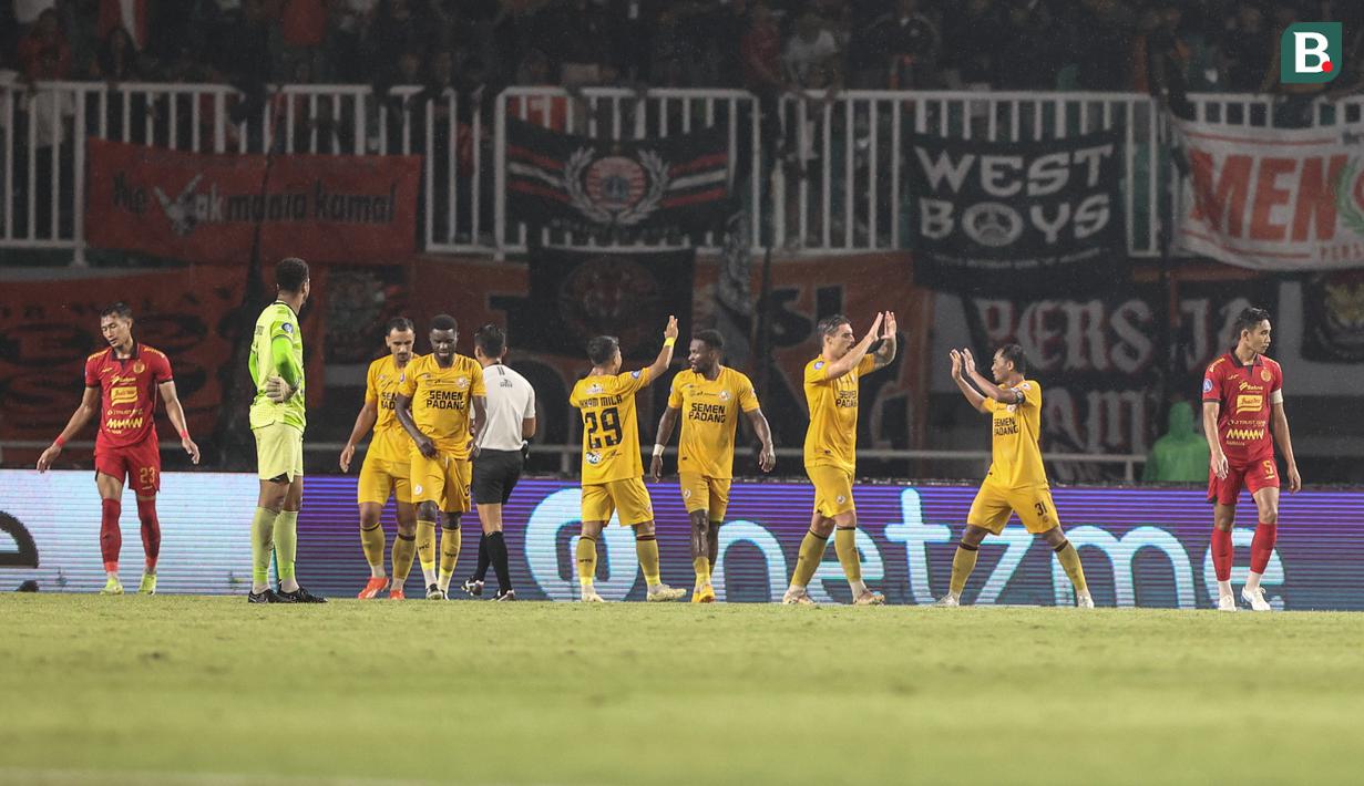 Para pemain Semen Padang merayakan gol keduanya ke gawang Persija Jakarta pada laga pekan ke-30 Liga 1 2024/2025 di Stadion Pakansari, Kabupaten Bogor, Minggu (27/4/2025). (Bola.com/Abdul Aziz)