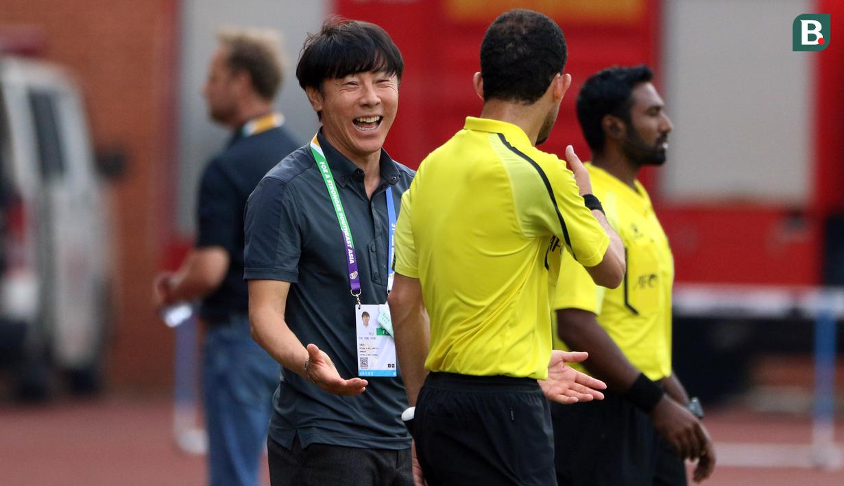 Pelatih kepala Timnas Indonesia U-23, Shin Tae-yong melakukan protes terhadap asisten wasit saat laga semifinal sepak bola SEA Games 2021 antara Thailand melawan Indonesia di Stadion Thien Truong, Nam Dinh, Vietnam, Kamis (19/5/2022). (Bola.com/Ikhwan Yanuar)