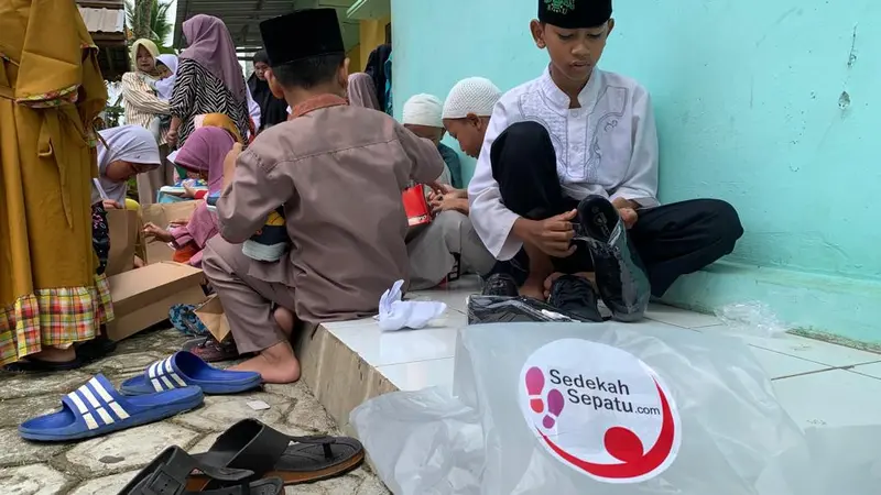 Donasi sepatu dari Komunitas Sedekah Sepatu Purbalingga di Madrasah Diniyah Al Inaba, Banjarnegara. (Foto: Liputan6.com/Nugroho Purbo)