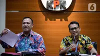 Ketua KPK Firli Bahuri (kiri) dan Plt Jubir KPK Ali Fikri menyampaikan keterangan terkait pengembangan kasus proyek jalan Bengkalis di Gedung KPK, Jakarta, Jumat (17/1/2020). KPK menetapkan 10 tersangka dalam kasus tersebut. (merdeka.com/Dwi Narwoko)