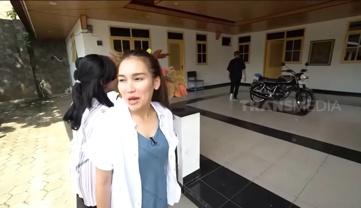 Setelah menyantap menu yang ada di warung ngaciiir, Ayu dan ayahnya didampingi anak Mandra yang sempat viral, Tia berkeliling melihat-lihat beberapa bangunan. Menurut Tia, bangunan ini biasa digunakan untuk syuting,tapi sudah lama tak digunakan dan kosong. [Youtube/TRANS7 OFFICIAL]