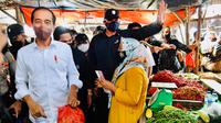Presiden Joko Widodo (Jokowi) membeli cabai di Pasar Baru Tanjung Enim Kabupaten Muara Enim Sumsel (Dok. Biro Pers, Media, dan Informasi Sekretariat Presiden / Nefri Inge)