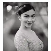 Ariel Tatum menghadiri resepsi di Pura Mangkunegaran memakai kebaya 'Rangkai Mawar' rancangan Didiet Maulana, dipadu kain sogan (@arieltatum)
