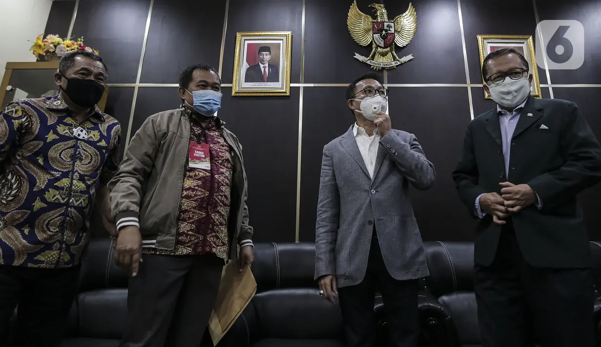 Koordinator MAKI Boyamin Saiman (kedua kiri) menyerahkan salinan surat jalan Djoko Tjandra kepada Ketua Komisi III DPR Herman Herry di Kompleks Parlemen, Jakarta, Selasa (14/7/2020). Komisi III DPR diminta mengawasi polemik buron kasus korupsi hak tagih Bank Bali tersebut. (Liputan6.com/Johan Tallo)