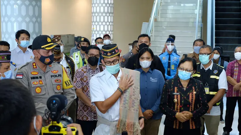 Kunjungi Labuan Bajo, Menparekraf Sandiaga Uno Puji Praktik Protokol Kesehatan di Bandara Komodo