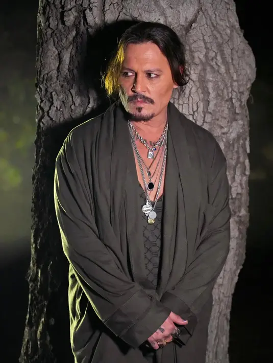 Rihanna juga melibatkan Johnny Depp sebagai salah satu line up selebritinya. Aktor 59 tahun itu tampil satu menit di tengah pertunjukan, mengenakan sheer x smoking jacket dan sheer x sleep pant hijau bersama tanktop berleher rendah dari merek Savage. Twitter/popcrave.