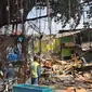 Berdasarkan pantauan di lokasi pada Jumat (22/9/2023) pukul 10.00 WIB, mobil Dinas Lingkungan Hidup sudah terparkir menampung puing-puing bangunan terindikasi prostutitusi Gang Royal, Penjaringan, Jakarta Utara yang hancur. (Ist)