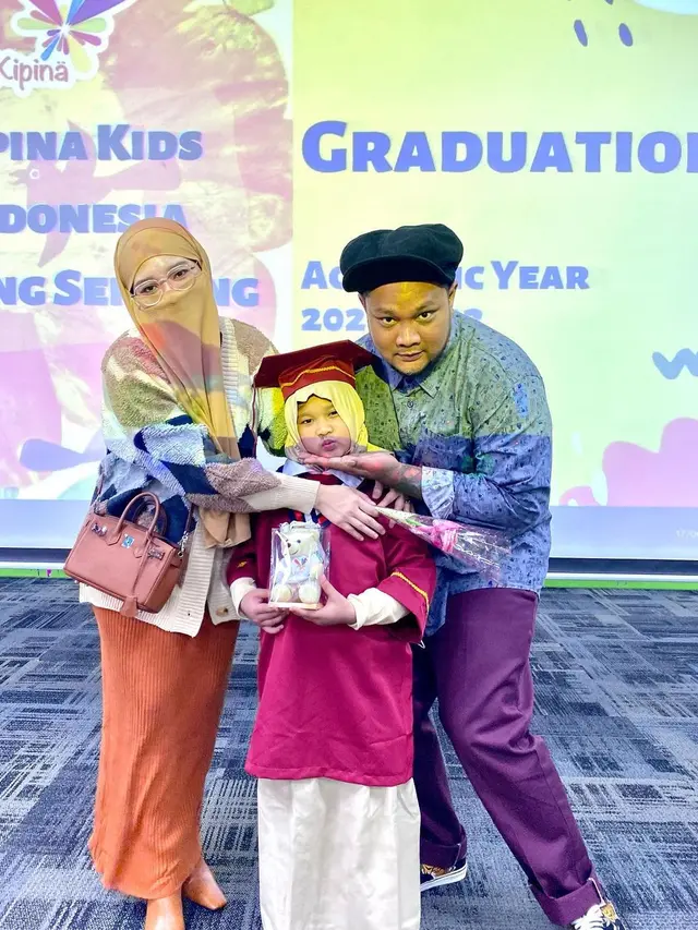 6 Potret Virgoun Dampingi Starla Wisuda, Persembahkan Lagu Untuk Sang Anak