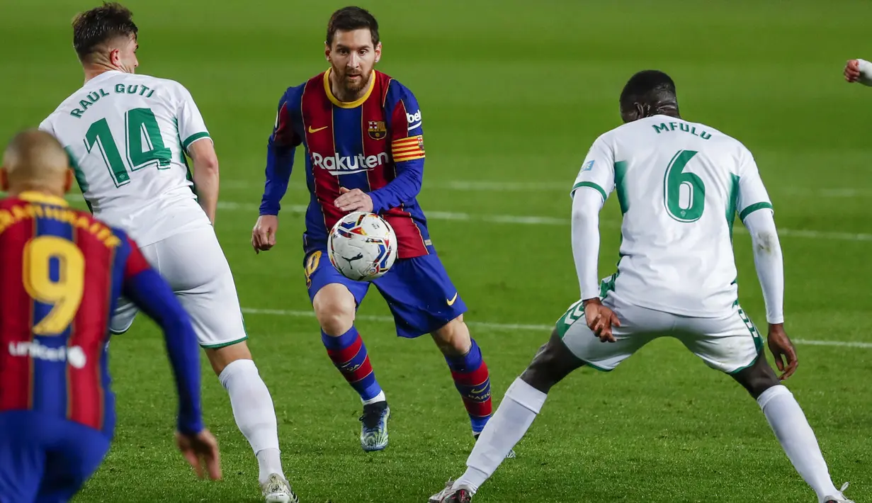 Penyerang Barcelona, Lionel Messi (tengah) berusaha merebut bola dibayangi pemain Elche pada lanjutan Liga Spanyol di Camp Nou, Kamis (25/2/2021) dini hari WIB. Barcelona menang 3-0 melalui Lionel Messi yang mencetak dua gol, sedangkan satu gol lagi dicetak Jordi Alba. (AP Photo/Joan Monfort)