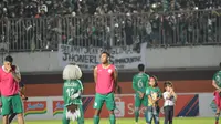 Asraq Gufran menyanyikan anthem PSS Sleman 'Sampai Kau Bisa' setelah pertandingan melawan Persebaya Surabaya pada Shopee Liga 1 pekan kedelapan, Sabtu (13/7/2019) di Stadion Maguwoharjo, Sleman, Yogyakarta.