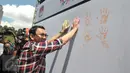 Cagub DKI Jakarta, Basuki T Purnama memberikan cap telapak tangan sebagai simbol komitmen deklarasi kampanye damai Pilgub 2017, Jakarta, Sabtu (29/10). (Liputan6.com/Yoppy Renato)