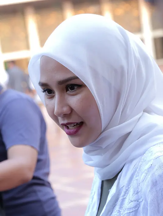 "Jadi hari ini kita lagi di Istiqlal. Ada 500 peserta yang insyaallah menuju buka puasa kita akan menghantamkan Al Qur'an bareng-bareng," kata Zaskia di Masjid Istiqlal, Jakarta Pusat, Senin (4/6). (Deki Prayoga/Bintang.com)