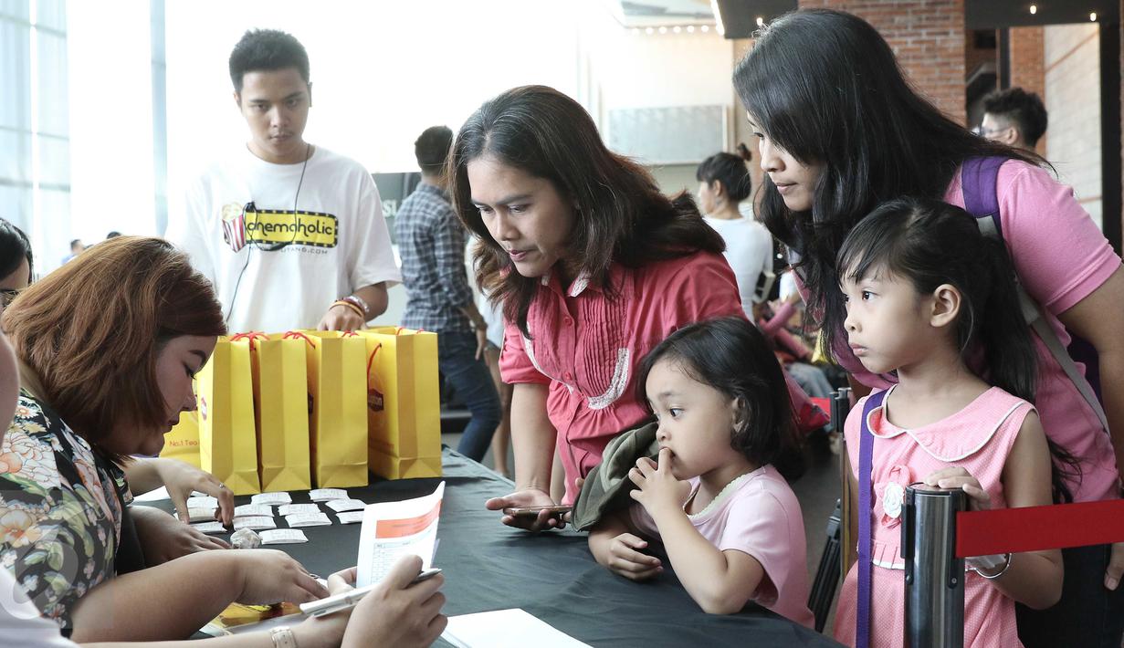 Suasana di stand pendaftaran nobar, Blitz Megaplek, Jakarta, Sabtu (9/1/2016). Cinemaholic dan Lipton menggelar nonton bareng film Alvin and The Chipmunk. (Liputan6.com/Angga Yuniar)