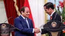 Presiden Mesir Abdel Fattah Al Sisi (kiri) berjabat tangan dengan Presiden Jokowi usai konferensi pers di Istana Merdeka, Jakarta, Jumat (4/9/2015). Kunjungan Al Sisi untuk mengadakan kerjasama ekonomi dengan Indonesia. (Liputan6.com/Faizal Fanani)