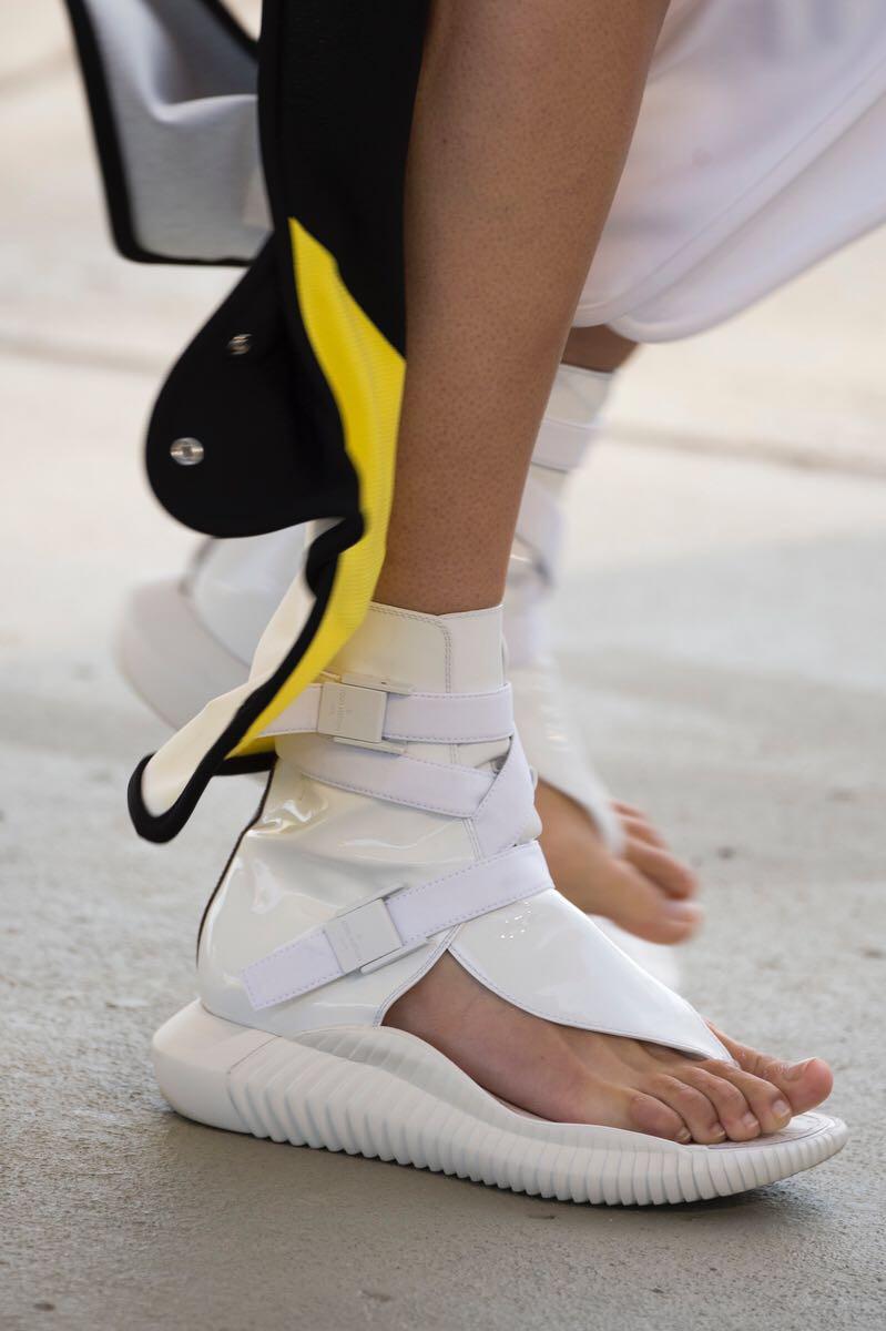 Aksesori Louis Vuitton Cruise 2021 Membuatmu Ingin Tampil 