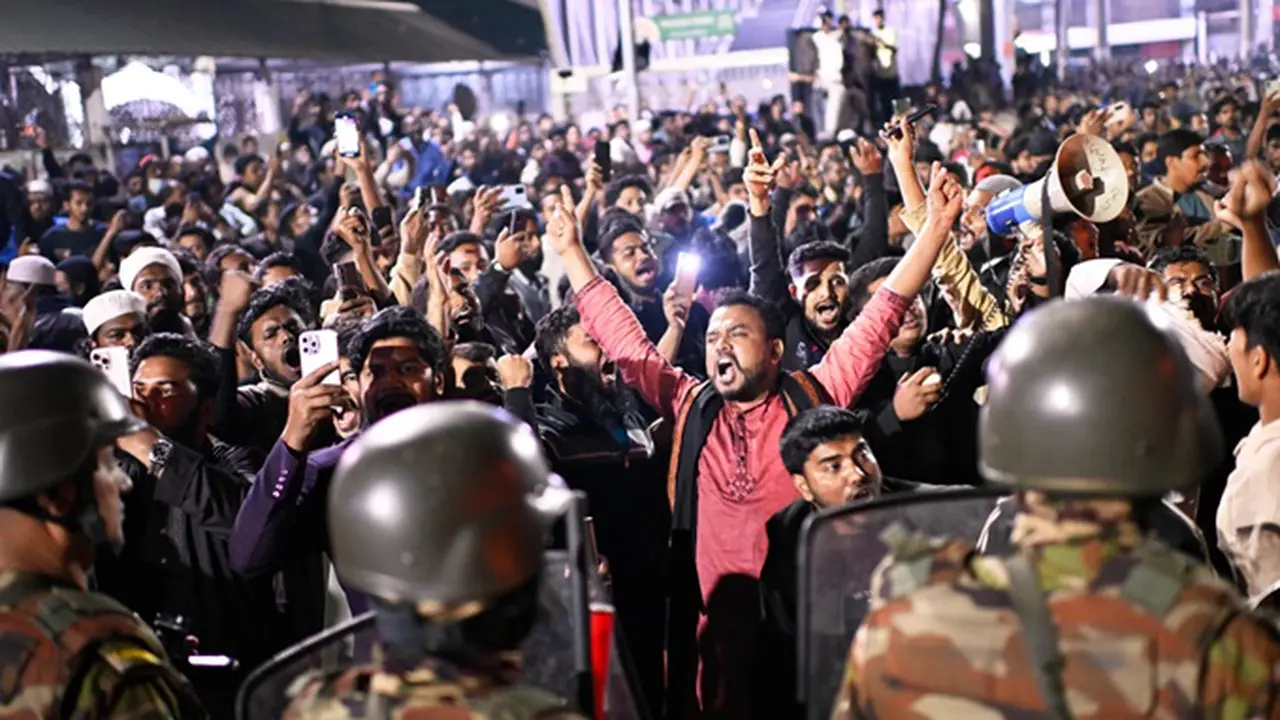 Para pengunjuk rasa meneriakkan slogan-slogan di depan kantor surat kabar harian Prothom Alo setelah kabar dari Singapura mengenai kematian aktivis terkemuka Sharif Osman Hadi sampai ke Bangladesh, di Dhaka, Bangladesh, Jumat (19/12/2025).