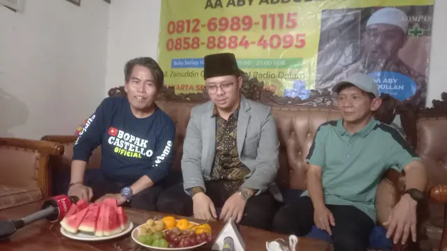 Bopak Castello dan Ginanjar Empat Sekawan di Klinik Pengobatan Tradisional Aa Aby Abdullah.