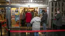 Orang-orang tiba untuk menonton sebuah pementasan di venue Centre Culturel di Brussels, Rabu (29/12/2021). Otoritas Belgia mengonfirmasi pembukaan kembali teater dan bioskop setelah pengadilan memenangkan gugatan dari sektor budaya terhadap penutupan venue-venue budaya. (HATIM KAGHAT/BELGA/AFP)
