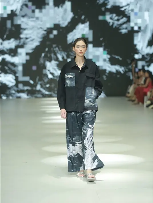 Print “Momentum” seakan hidup dan bercerita tentang perjalanan hidup manusia dengan dominasi warna monokrom. [Foto: Dok. Istimewa]