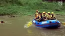 Walikota Jakarta Selatan Marullah Matali (tengah) saat menyusuri Sungai Ciliwung di Jalan Arus Srengsegawah, Jakarta Selatan (26/11). Kegiatan ini dalam rangka mengecek daerah aliran Sungai menghadapi banjir pada musim hujan. (Merdeka.com/Arie Basuki)