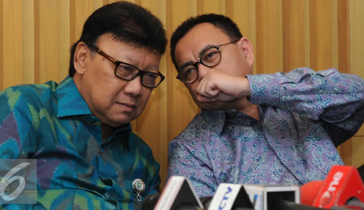Tjahjo Kumolo berbincang dengan Sudirman Said saat rapat koordinasi, Jakarta, Senin (15/2). Rapat membahas soal tindak lanjut dan pengawasan atas pengelolaan pertambangan mineral dan batubara serta sektor energi tahun 2016. (Liputan6.com/Helmi Afandi)    