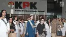 Puteri Indonesia Pariwisata 2017, Karina Nadila Niab bersama para finalis Puteri Indonesia 2018 usai melakukan kunjungan di gedung KPK di Jakarta, Senin (5/3). (Liputan6.com/Herman Zakharia)