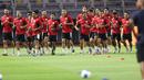Timnas Indonesia melakukan latihan resmi jelang pertandingan FIFA Matchday melawan Chinese Taipei di Stadion Gelora Bung Tomo (GBT), Surabaya, Jawa Timur, Kamis (4/9/2025) malam. (Bola.com/Abdul Aziz)