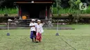 Usai mengikuti upacara peringatan detik-detik Proklamasi di halaman Tugu Pahlawan Banjar Penglipuran, Kabupaten Bangli, Bali, anak-anak terlihat ceria bermain, Kamis (17/8/2023). (Liputan6.com/Helmi Fithriansyah)