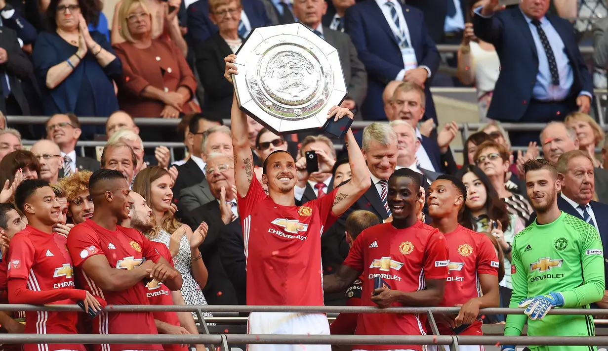 Manchester United meraih trofi perdana dibawah asuhan Jose Mourinho saat mengalahkan Leicester City pada ajang FA Community Shield di Wembley Stadium, London, (07/08/2016).  (EPA/Andy Rain)