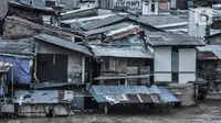 Aktivitas warga saat banjir merendam permukiman bantaran Kali Ciliwung di kawasan Manggarai, Jakarta, Senin (8/2/2021). Wilayah terdampak banjir adalah Jakarta Selatan dan Jakarta Timur dengan ketinggian bervariasi mulai 40 cm hingga 2,5 meter. (merdeka.com/Iqbal S. Nugroho)