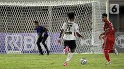 Pemain Madura United, Ronaldo Joybera Junior Kwateh (tengah) mengontrol bola dibayangi pemain PSM Makassar, Hasim Kipuw (kanan) dalam pertandingan BRI Liga 1 2021/2022 antara Madura United melawan PSM Makassar di Stadion Madya, Jakarta, Minggu (12/9/2021). Pertandingan berakhir 1-1. (Bola.com/Ikhwan