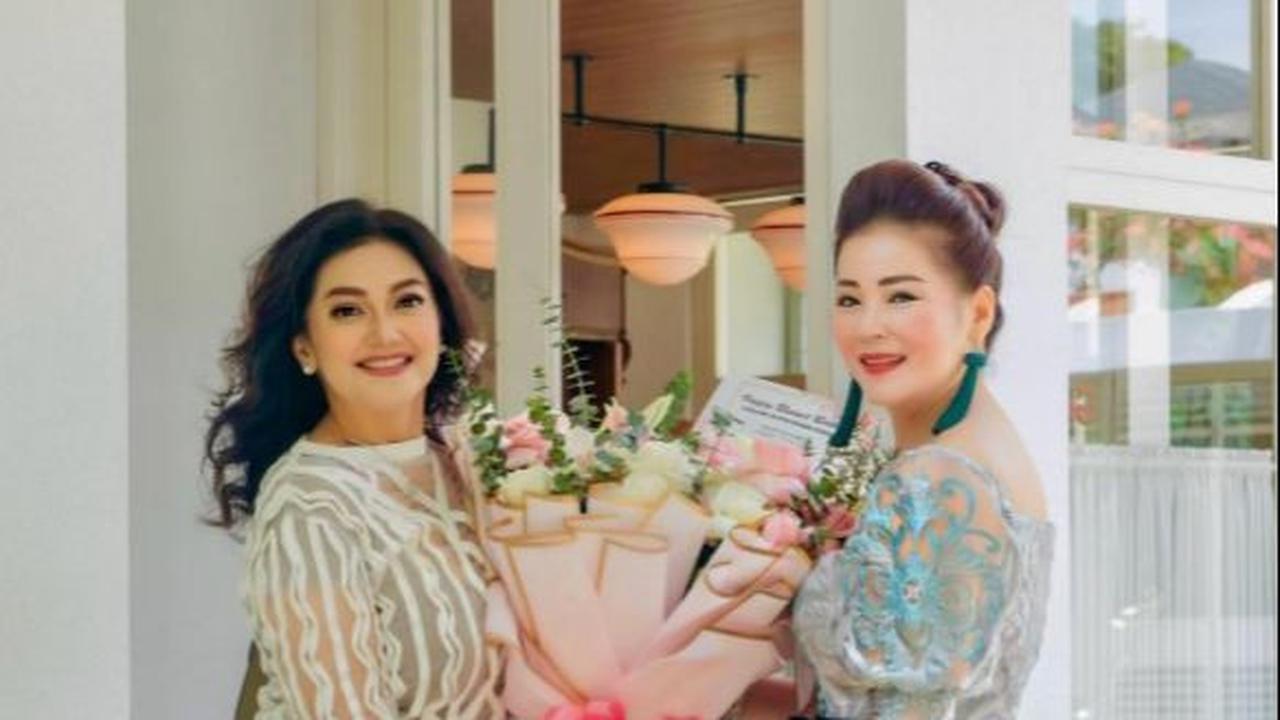 Memberi Bunga ke Hanna Sukamto