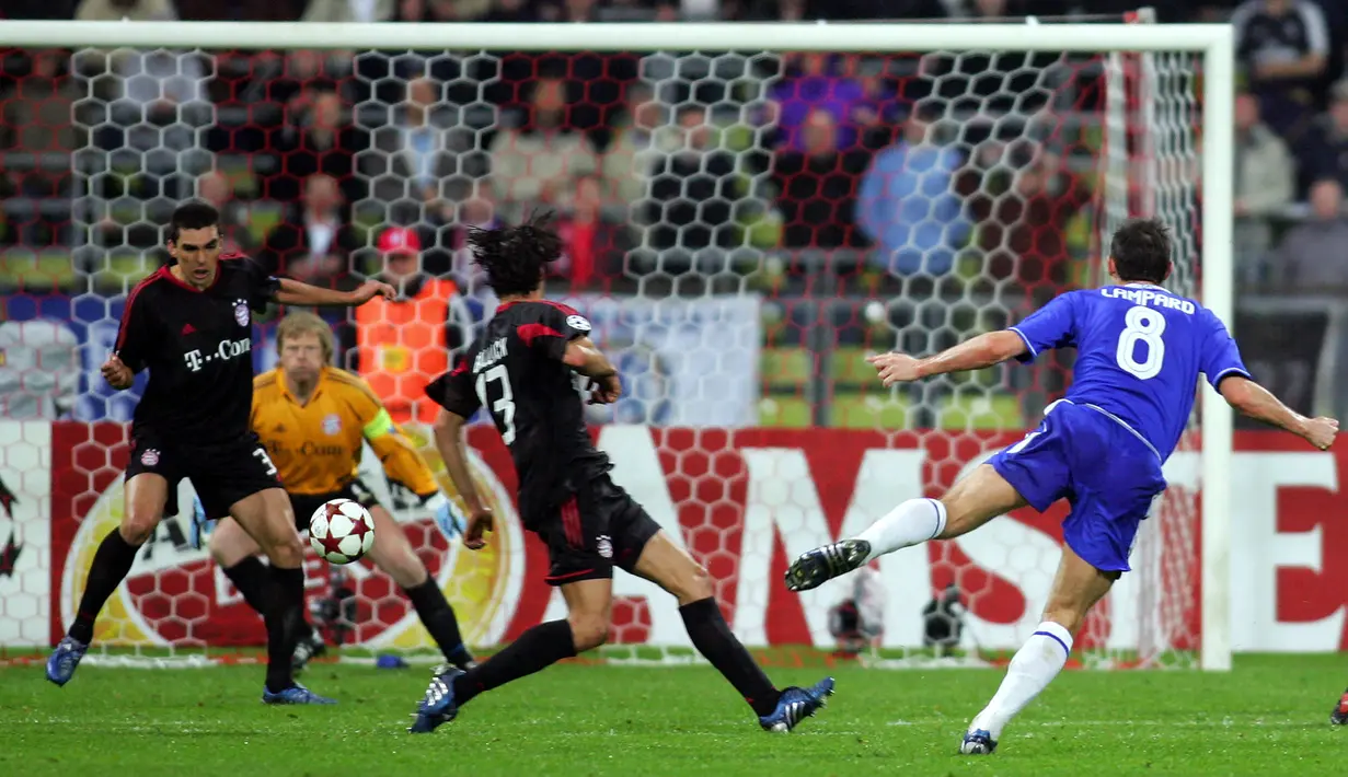 Gelandang Chelsea, Frank Lampard (kanan) melepaskan tendangan yang berbuah gol ke gawang Bayern Munchen pada laga leg kedua babak perempatfinal Liga Champions 2004/2005 di Olympic Stadium, Munich (12/4/2005). Pada laga tersebut Bayern Munchen menang 3-2 namun gagal ke semifinal setelah sebelumnya di leg pertama kalah 2-4 di kandang Chelsea. (AFP/Adrian Dennis)