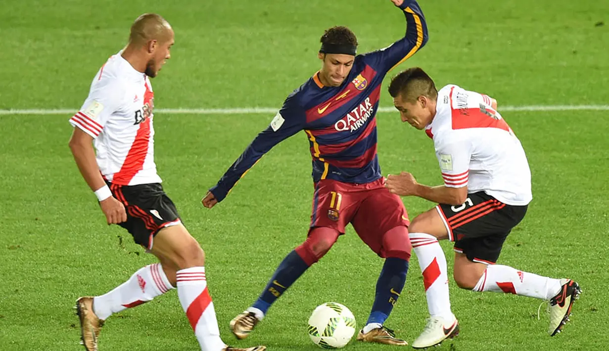 Penyerang Barcelona, Neymar, berusaha melewati gelandang River Plate, Matias Kranevitter, pada final Piala Dunia Antarklub 2015 di International Stadium Yokohama. (AFP/Toru Yamanaka)