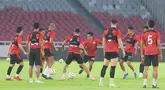 Pemain Persija Jakarta menggelar sesi latihan jelang menghadapi Persebaya Surabaya pada laga pekan ke-28 BRI Liga 1 2024-2025 di Stadion Utama Gelora Bung Karno, Jakarta, Jumat, (11/4/2025). (Bola.com/M Iqbal Ichsan)