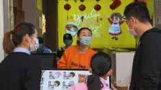 Pedagang melayani pembeli di toko makanan di Distrik Xiling, Kota Yichang, Provinsi Hubei, China, Jumat (20/3/2020). Aktivitas komersial warga Yichang berangsur normal menyusul meredanya kasus virus corona COVID-19 di China. (Xinhua/Cheng Min)