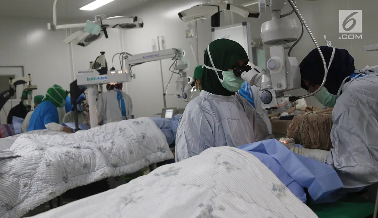 Suasana saat operasi katarak bagi masyarakat prasejahtera di EMC Sentul, Bogor, Jawa Barat, Jumat (26/10). Bakti sosial ini diikuti 74 pasien. (Liputan6.com/Herman Zakharia)