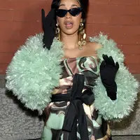 Cardi B memang tengah naik daun usai mengeluarkan Bodak Yellow dan bernyanyi bareng Bruno Mars. Jika dilihat, ternyata penyanyi ini miliki ciri khas saat berfoto loh! (Jamie McCarthy / GETTY IMAGES NORTH AMERICA / AFP)