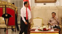 Presiden Jokowi turun dari podium untuk menyalami Menkeu Sri Mulyani ketika memimpin Sidang Kabinet Rencana Kerja Pemerintah 2019 di Istana Negara, Senin (12/2). Sri Mulyani mendapatkan Penghargaan Menteri Terbaik di Dunia. (Liputan6.com/Anga Yuniar)