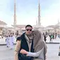 Olla Ramlan dan suami saat menjalani ibadah umrah. (dok.Instagram @ollaramlanaufar/https://www.instagram.com/p/BtTeHX8AHM2/Henry