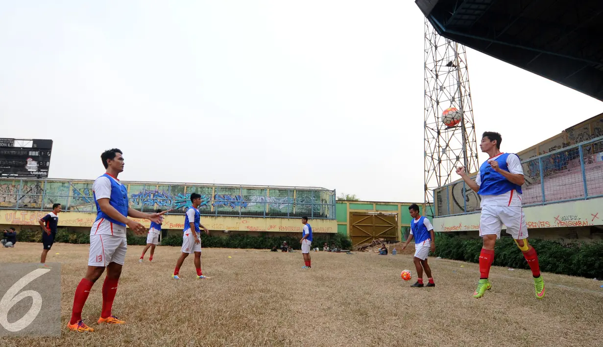 Sejumlah pemain Persipasi Bandung Raya (PBR )melakukan latihan jelang laga uji coba di Stadion Lebak Bulus Jakarta, Sabtu (22/8/2015). Uji tanding ini merupakan persiapan PBR menghadapi turnamen Piala Presiden 2015. (Liputan6.com/Helmi Fithriansyah)