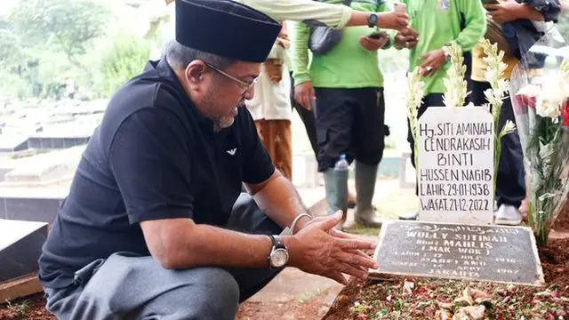 Rano Karno Ziarah Makam Mak Nyak