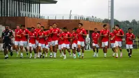Para pemain Timnas Indonesia melakukan pemanasan dalam sesi latihan di Bali United Training Center, Bali menjelang laga Ronde 3 Kualifikasi Piala Dunia 2026 melawan China pada Selasa sore (23/05/2025). (Bola.com/Alit Binawan)